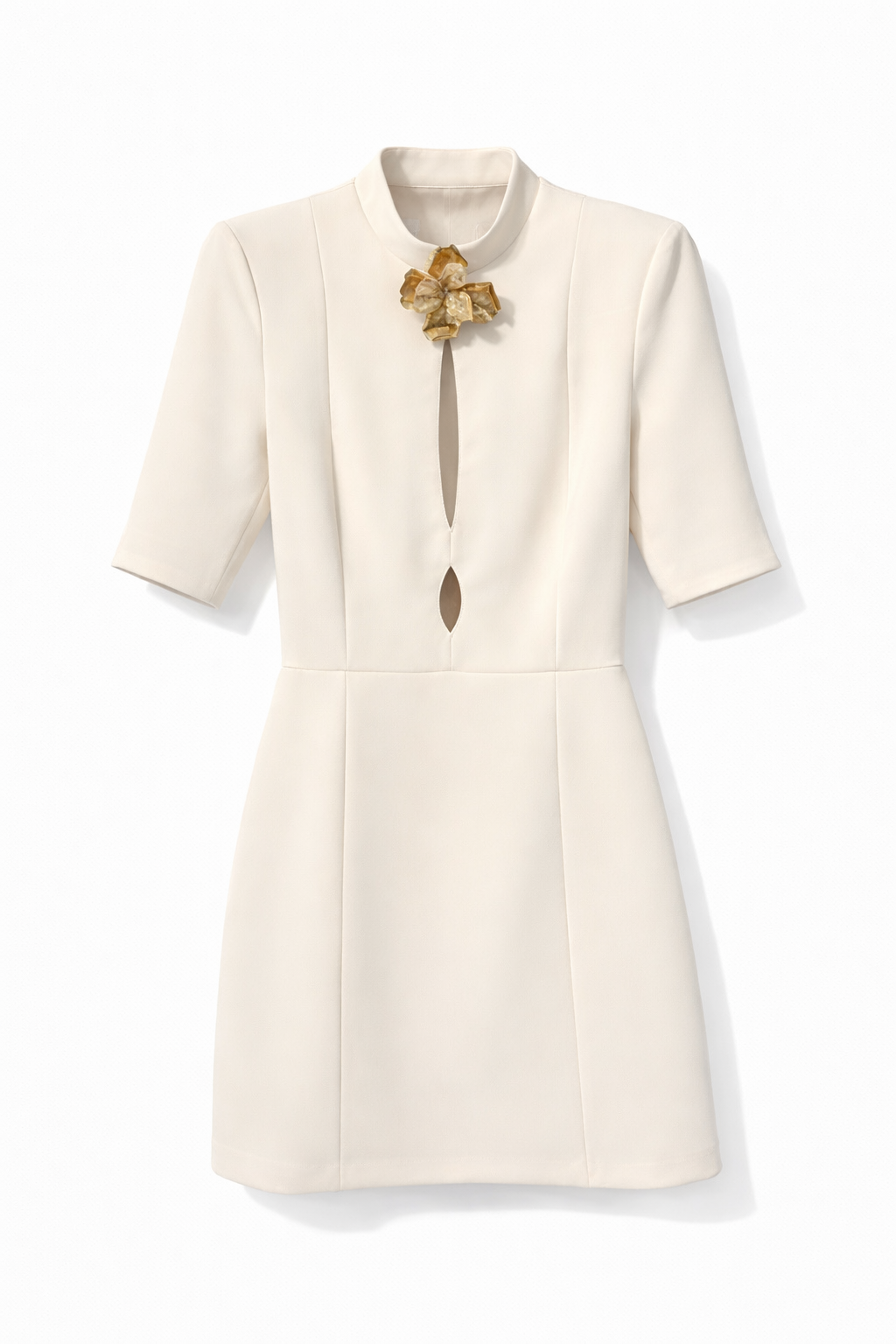 Abito corto con spilla IMPERIAL