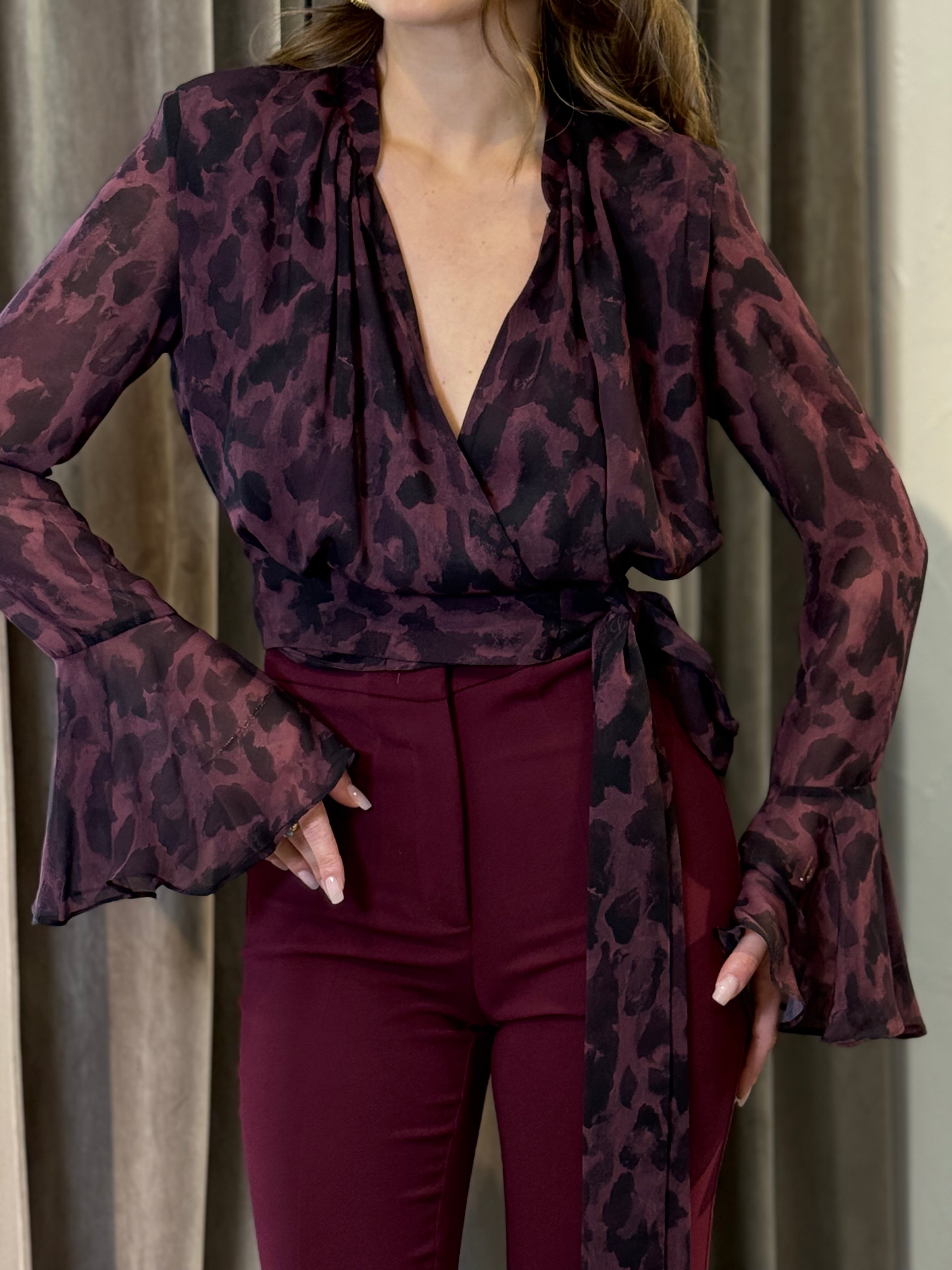 Blusa cropped incrociata leopardata SILENCE LIMITED