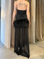 Abito lungo con piume