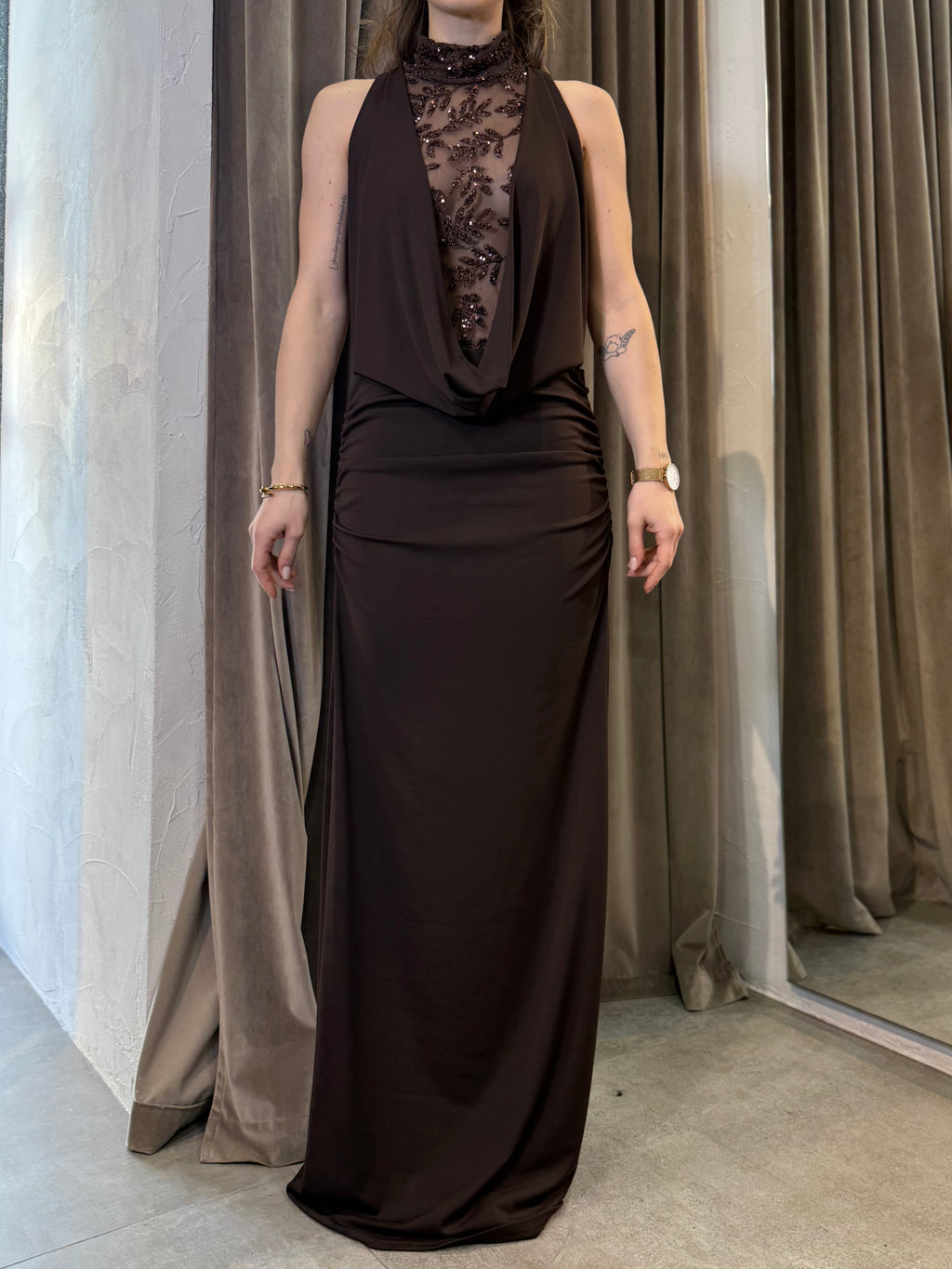 Abito lungo con dettagli di paillettes