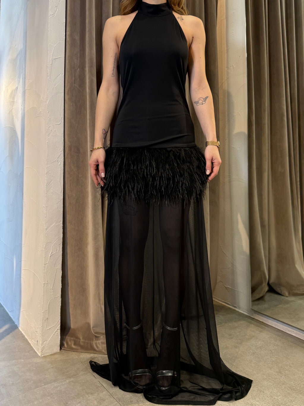 Abito lungo con piume