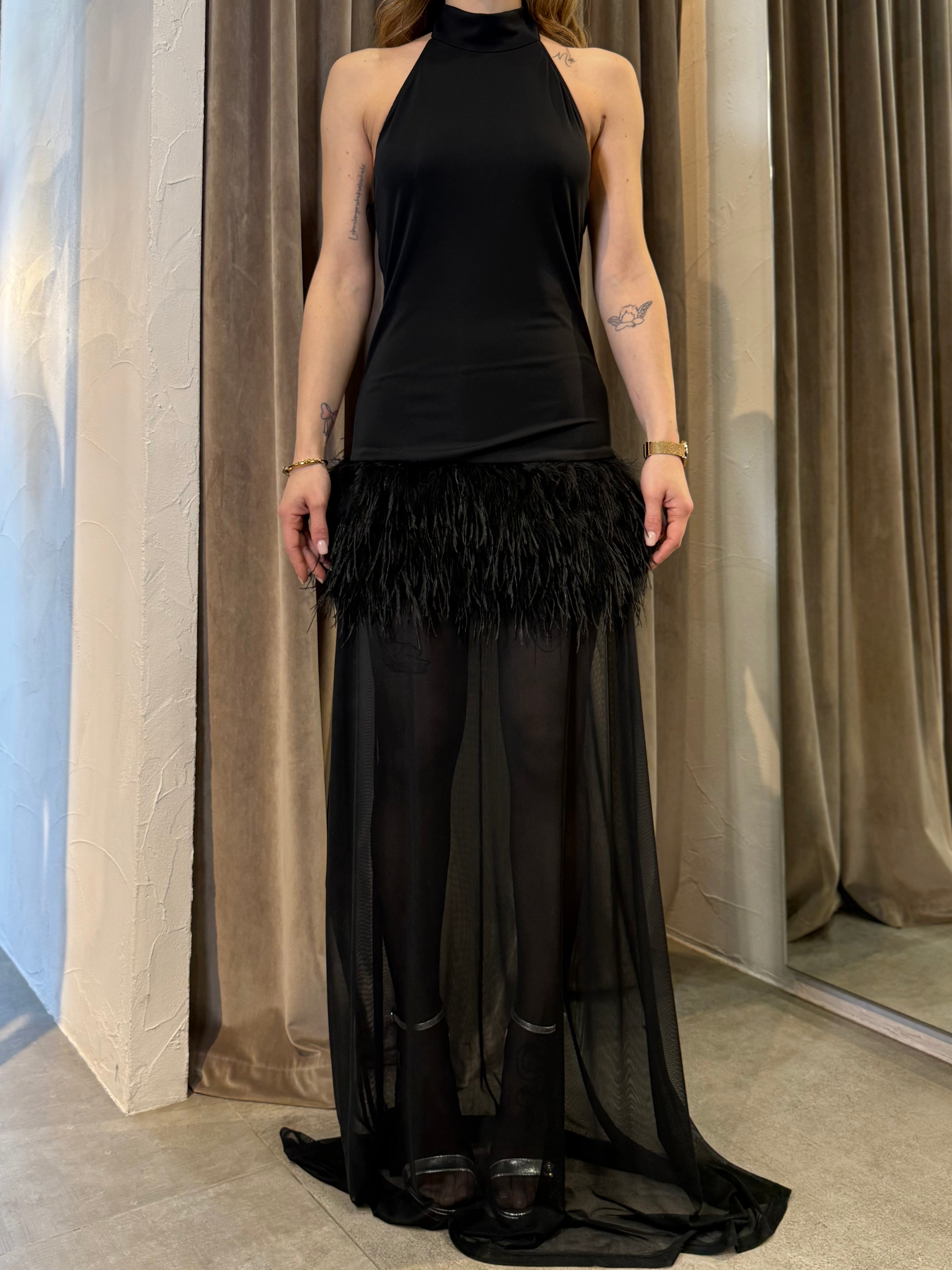 Abito lungo con piume