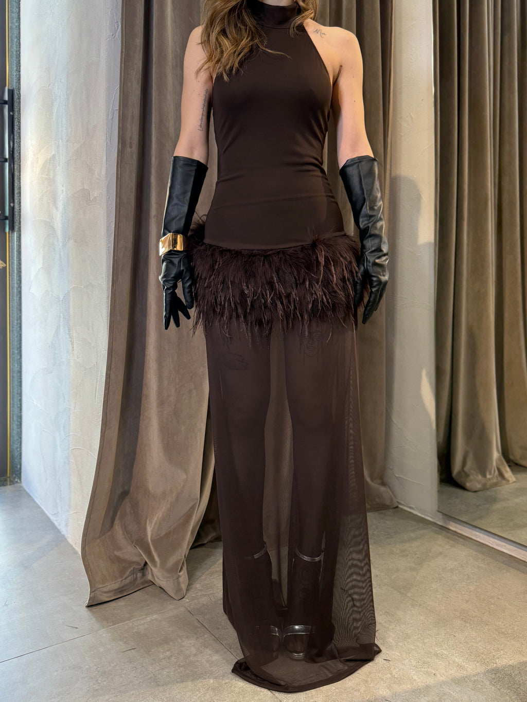 Abito lungo con piume