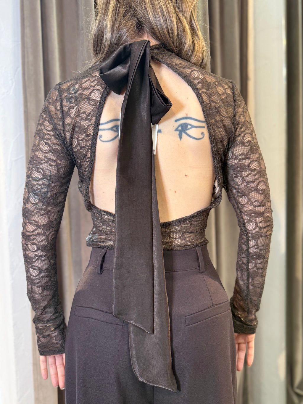 Body in pizzo con scollatura sulla schiena