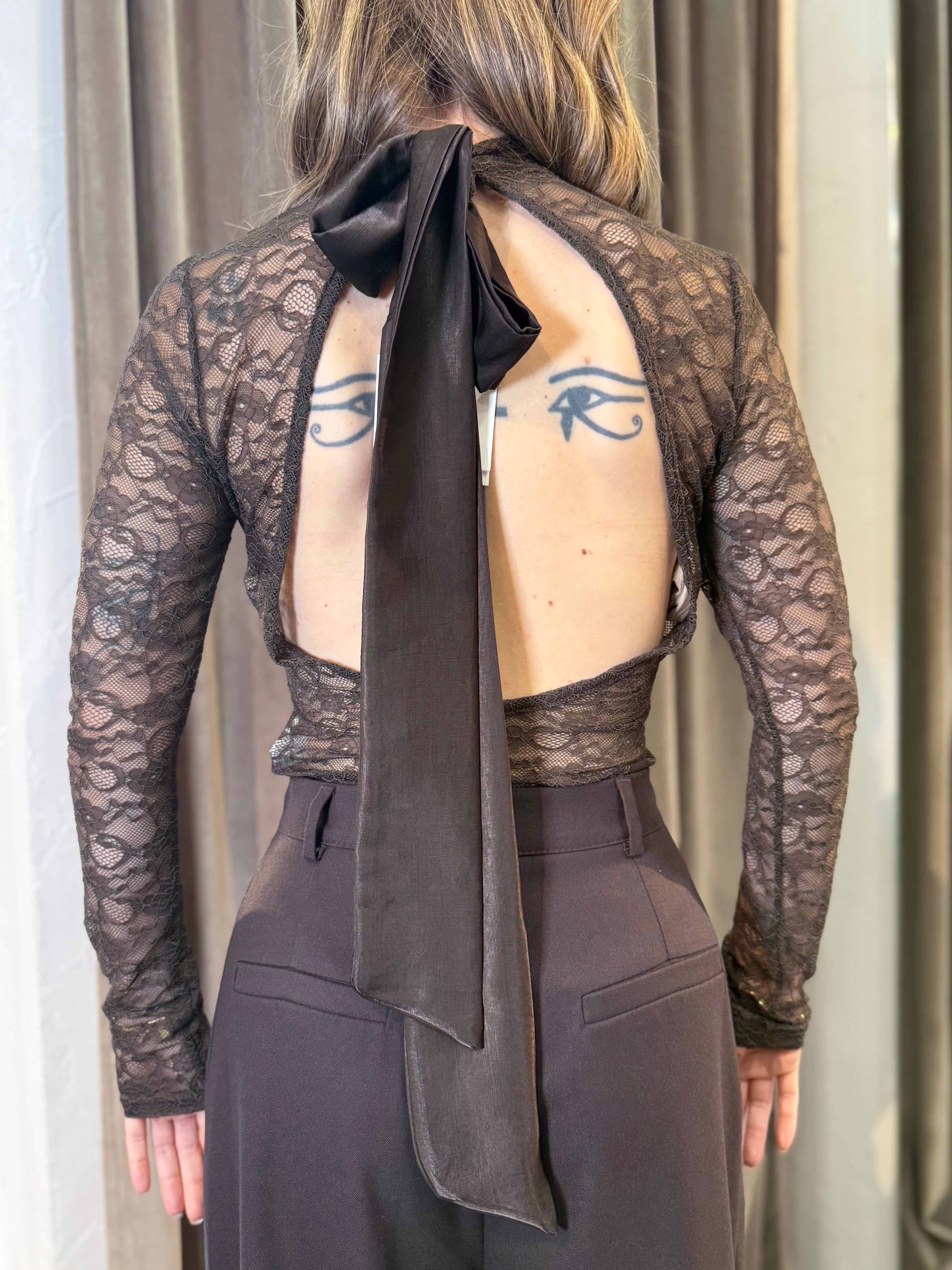 Body in pizzo con scollatura sulla schiena