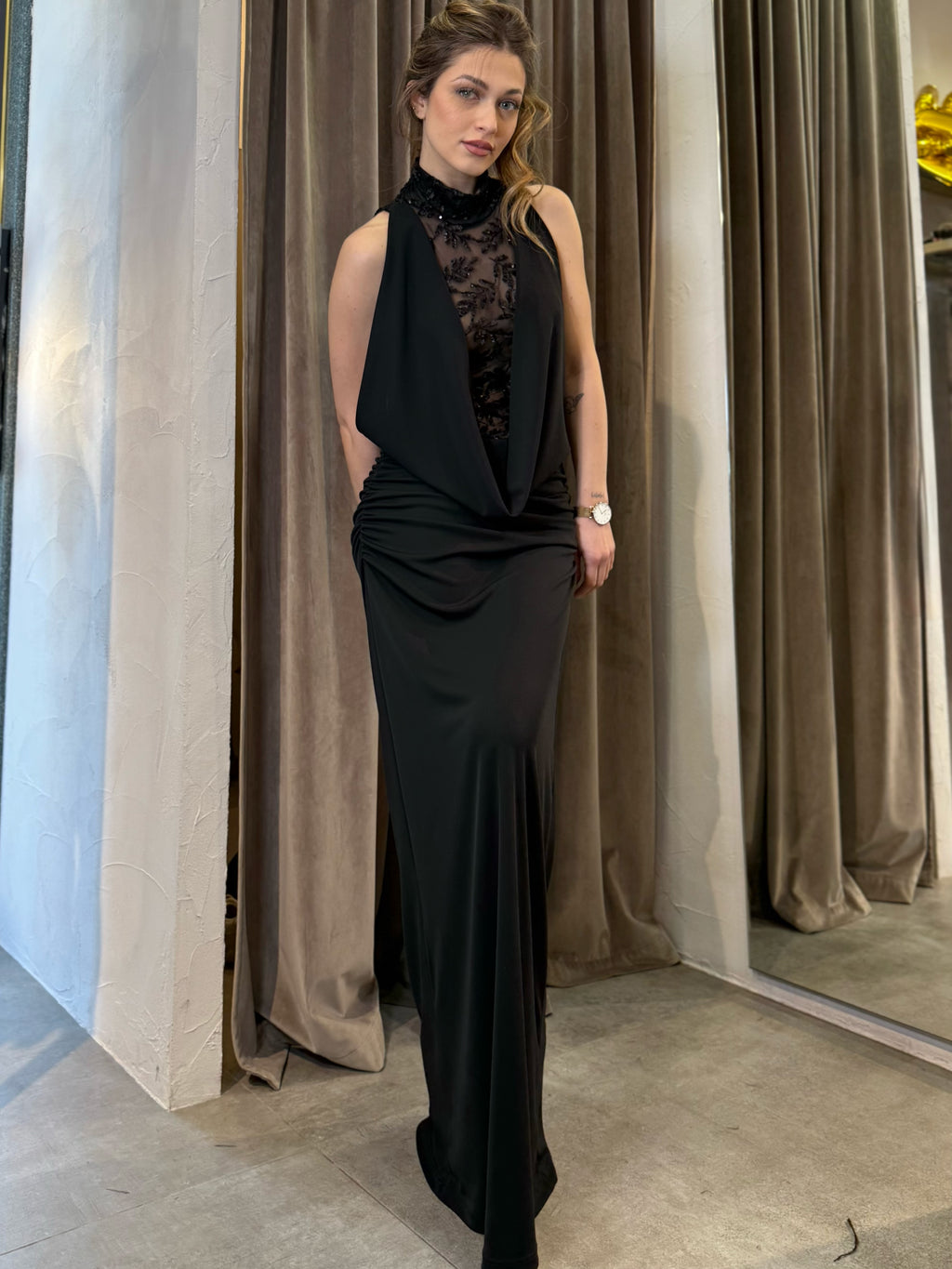 Abito lungo con dettagli di paillettes